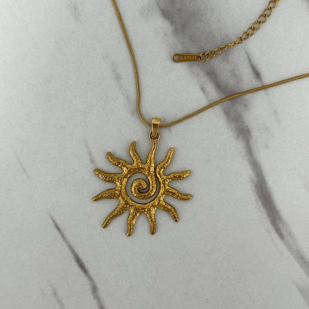 sku:0137 necklace a gold chain with a sun pendant Made of stainless steel - Picture 3 of 3